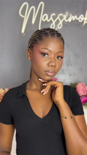 Un beau maquillage commence par des produits de qualité. Avec Massimobeauty, offrez-vous une routine makeup professionnelle, au quotidien. ☎️ 077 222 301 (Appel / WhatsApp LBV) 📍 Okala, après l’auberge en revenant de la mosquée 📹 @naomiiii__e