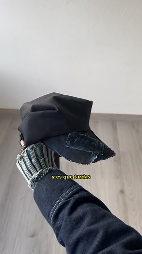 Carolina De La Cruz on Instagram: "Tutorial para hacerte una buena gorra-pañuelo y así elevar tu look aunque con las nuevas TN Shark lo teníamos bastante fácil ⭐ @footlockerspain @footlockereu #FootLockerEU publi*"