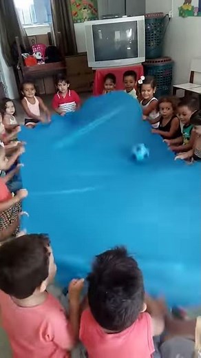 Brincadeira com pano - Educação Infantil