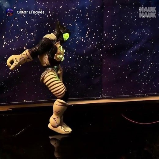 Alien Zamu Seijin unleashes Michael Jackson moves Alien Reguran nails out too embarrassed to follow.