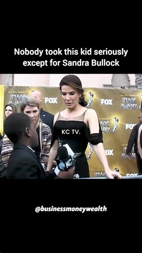 During the 2010 NAACP Image Awards, Sandra Bullock stood out for the way she warmly engaged with two young student reporters, Damon Weaver and Jalyn Mitchell. While many celebrities hurried past, she chose to slow down, joke with them, and treat them with genuine respect. In a playful moment, she even checked their “credentials” to help ease their nerves and make them feel comfortable. Throughout the interview, she shared heartfelt advice about staying true to yourself and never allowing anyone 