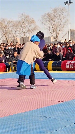 Since he stopped selling steamed cakes, Danglang has fallen in love with wrestling