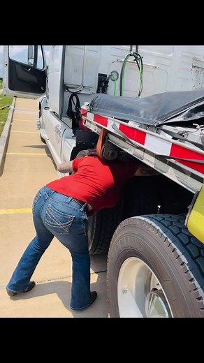 Help me step-deck, my kingpin is stuck. 😂😂 #lotlizard #girltrucker #flatbed #flatbedmafia #kingpin #flatbedder #flatbedder #truckergirl