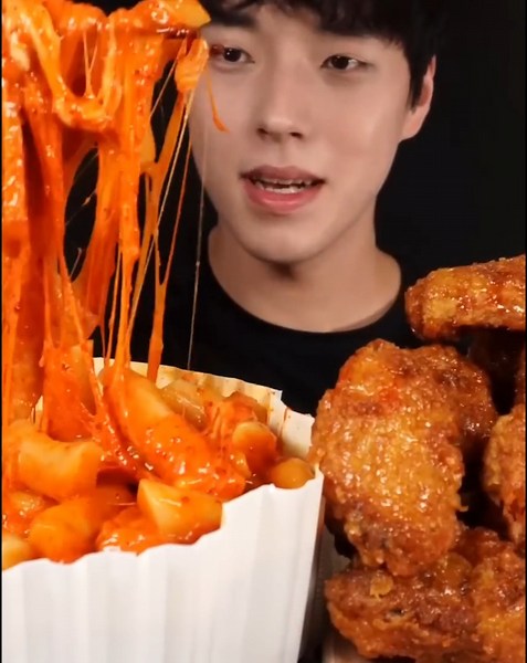 🔥🧀 Spicy Cheese Tteokbokki & Crispy Fried Chicken Mukbang | Ultimate Korean Comfort Food Feast! 🍗🌶️