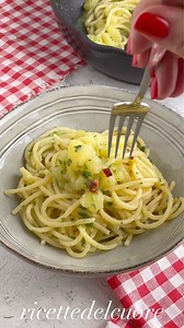 547K views · 11K reactions | SPAGHETTI AGLIO OLIO E PEPERONCINO  CON LE PATATE 凜 se non li avete mai provati dovete assolutamente rimediare  me li preparava sempre mia zia Anna e sono una vera bontà  Ingredienti per 4: 320 di spaghetti 3 patate medie (oppure 4 piccole o 2 grandi) 2 spicchi di aglio 2 peperoncini  1 ciuffo di prezzemolo  sale e olio quanto basta | Ricettedelcuore di Monica Pannacci | Facebook