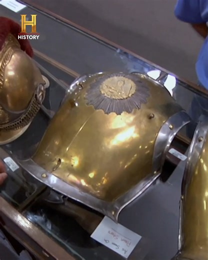 Peça de museu na loja! 🏛️ Um cliente traz um conjunto de capacete e couraça da cavalaria francesa do século XIX. Rick fica tentado, mas precisa ter certeza do valor antes de negociar. O especialista Craig Gottlieb entra em cena para analisar cada detalhe, da águia no peito à crina no elmo. 🧐 Quanto vale essa relíquia? E por quanto Rick consegue fechar negócio? Assista à avaliação e negociação! #TratoFeito | HISTORY
