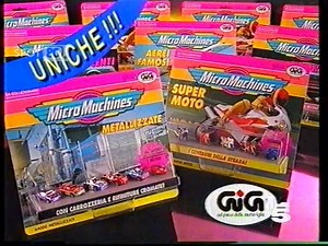 Micromachines Gig Serie Speciali (1993) Accontentiamo gli appassionati delle fantastiche e indimenticate Micro Machines mostrando loro uno spot del 1992 che presentava così tante tipologie di modellini Micro Machines che c’era solo l’imbarazzo della scelta: le metallizzate, le super moto, le catarinfrangenti, le fluorescenti… Unica pecca dello spot è la mancanza dell’ uomo Micro Machines, personaggio ormai accantonato, ma la parlantina spedita della voce fuori campo ci aiuta a ricordarlo. Proven