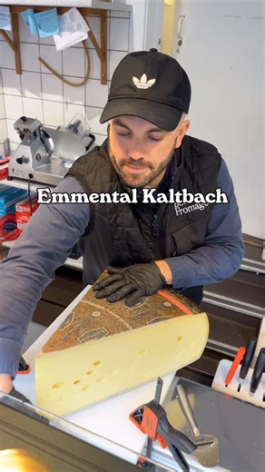 Emmental Kaltbach – modnet i de schweiziske Kaltbach-huler, hvor fugt og tid skaber den dybe, nøddeagtige smag. En sand klassiker med karakter. Bag de ikoniske huller gemmer sig 12 måneders tålmodighed. Emmental Kaltbach – smagen af Schweiz, som kun bliver bedre, jo mere du lærer den at kende. ⸻ #EmmentalKaltbach #Osteglæde #SchweiziskOst #Osteelsker #Ostebord #KaltbachMagic #Osteposten #Gourmetost #HåndværkMedSmag | Bon Fromage