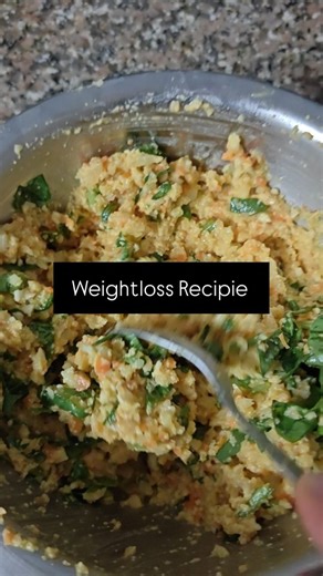 “Weight loss ka matlab bhookha rehna ❌ Smart khana seekhna ✔️” Ye besan chilla lots of veggies curd/chutney ➡️ High protein ➡️ Fibre-rich ➡️ Belly-fat friendly 💥 🥣 Quick Besan Chilla Recipe: • 1 bowl besan • Grated lauki / carrot / onion / capsicum • Jeera haldi namak • Thoda sa pani (smooth batter) • Cook on tawa with ½ tsp ghee/oil Serve with ✔️ curd ya ✔️ green chutney 🌿 ✨ Client Result: 🔥 –5.5 kg weight loss 🔥 –2.5 inch waist No crash diet. No starvation. Agar aap bhi bolte ho “Sab try 