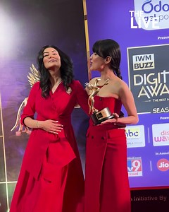 Sushmita Sen and Khanzaadi dazzle in Red | The Live