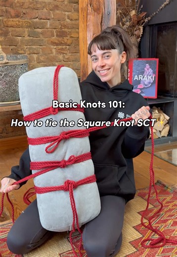 The square knot, also known as the reef knot, is one of the most familiar knots in the world (yes, it’s the one we use to tie our shoes 👟). In this particular context, it’s one of the most commonly used single-column ties, often serving as the starting point for many harnesses. #rope #ropetutorial #tying #knots #howto #tipsandtricks #tutorial #knot #tie