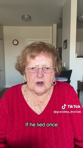 Here are my ex’s red flags while I enjoy my favorite snack: @Totino’s Pizza Rolls #ad TOTINO'S PIZZA ROLLS, 10 for about a dollar. *Based on the average retail price of the 100ct, 130ct, and 160ct Totino’s Pizza Rolls. Source: Nielsen Sales Data ending 04/20/24.