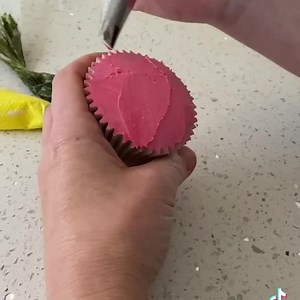 Little tutorial for you all. Enjoy! Jane x This tutorial is cutting out on Facebook - please see a more recent post https://fb.watch/eLY8EEK7_m/ #artist #buttercream #cake #cakeart #cakedecorating #cakedesign #cakes #cakesofinstagram #cakestagram #chocolate #cupcake #cupcakedecorating #cupcakes #learnhow #taylormadecakecourses #cakesbyjanetaylor #cute #tryit | Jane Taylor - Taylor Made Cake Courses
