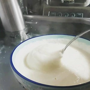 Metton maison = Cancoillotte maison 😊🧀 Vous aimeriez ça apprendre à faire votre cancoillotte maison ? Environ 15j d'affinage du metton avant la fonte et l'éventuel assaisonnement (ail, vin blanc, échalotes,...). Peut-être un prochain atelier 😊 #fromagemaison #ateliersfromagers | Les Ateliers Fromagers