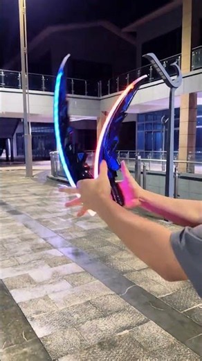 The newly bought Full Moon Scimitar lightsaber is so cool, cool lightsaber toy, trendy children'