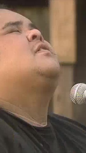 Israel Kamakawiwoʻole Performs 'Maui Medley' Live at Miloli'i