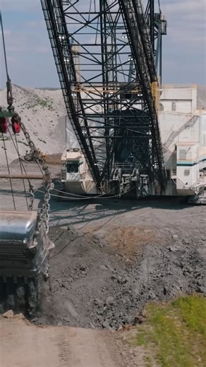 How do draglines dig cuts? We dive into the sequencing of dragline mining to show you how they start and sequence a cut to expose underlying coal seams | Mack Plovie
