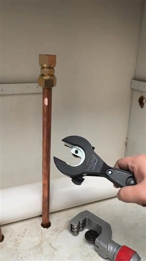 This ratchet pipe cutter slices through stainless steel, copper, and aluminum in seconds with one-hand operation—clean edges, zero debris, maximum control! ✨ | Dirctychop.com | Facebook
