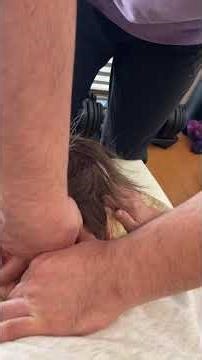 【血流整体】何層にも重なる頸部の筋肉をほぐす。背骨の連結を緩めて内部の神経、血管に影響を伝える。
