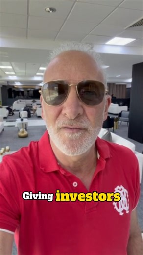 Gold collapsed from $5,500 to $4,500 in two days. Silver crashed from $120 to $85. The media is calling it a disaster. Peter Schiff calls it an opportunity. Media says: Precious metals are done. Get out now. Peter Schiff says: Strategic mining stocks just went on sale. Smart money is buying. ✓ Gold dropped $600 in 48 hours (Thursday-Friday) ✓ Silver fell $35 from its peak ✓ Top-tier mining stocks pulled back with the metals ✓ The fundamentals didn't change—just the price ✓ This is the dip contra