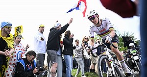 Paris-Roubaix | Motos, vitesse et technique : Comment expliquer la chute de Tadej Pogacar ?