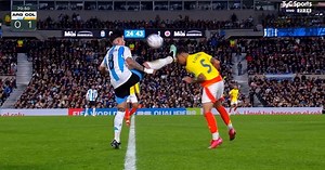 Video: el patadón (y roja) de Enzo Fernández a Kevin Castaño
