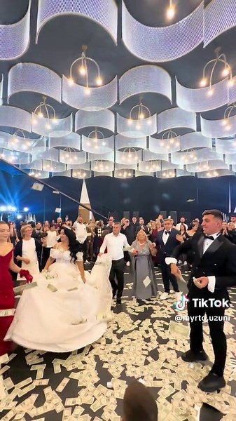 Sot iu realizua ëndrra… dhe unë bëra gjithçka që motra ime të ndjejë lumturinë që meriton. Te trashegohesh motra ime ! 🤍 #fyp #traditional #money