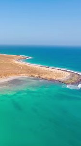 #Voyage #Tourisme 🟠 Le Cap-Vert, archipel situé au large des côtes africaines, est une destination idyllique pour les amateurs de plages paradisiaques et de paysages volcaniques. Ses îles offrent une diversité étonnante, allant des plages de sable blanc de Sal et Boa Vista aux montagnes verdoyantes de Santo Antão. La culture capverdienne, imprégnée de musique morna et funaná, invite les visiteurs à découvrir une richesse humaine et artistique unique. La capitale, Praia, ainsi que Mindelo, sont 