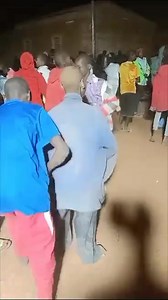 Salut les fama Voici le propre jeune frère de Koné Zana Gnamadiaw dans ses œuvres en plein harmattan à Korhogo. C’est vrai que les gens là n’aiment pas se laver hein, mais je pense que celui là a maudit l’eau. Depuis sa naissance jusqu’aujourd’hui même la pluie ne l’a jamais toucher. Aaadama !!! On peut faire ça ? Mais qu’est ce que c’est ? Le monde part en cui. Senoufo oyeeehh. 😂😂😂😂😂 | Fadal Dey
