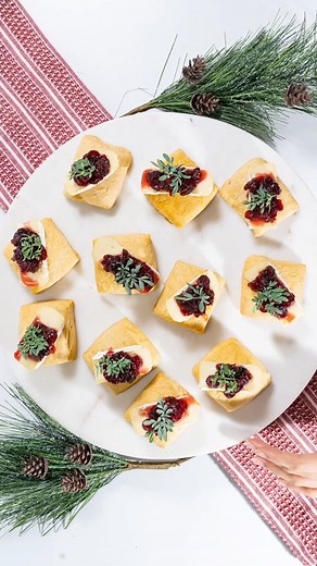 Costco México on Instagram: "Sorprende a tus invitados con estos PANES CON QUESO BRIE 🍞🤩 🍽️ INGREDIENTES: Pan (Kirkland Signature). 1 pza queso brie. 2 tzs de arándanos. 2 tzs de vino blanco. 1 tz de azúcar regular. Mermelada. 👨🏻‍🍳PROCEDIMIENTO 1️⃣ En un sartén, deja a fuego bajo hasta que se reduzcan los arándanos con las tazas de vino blanco y la taza de azúcar. 2️⃣ Monta en pedazos pequeños de pan, el queso brie rebanado y la mermelada."