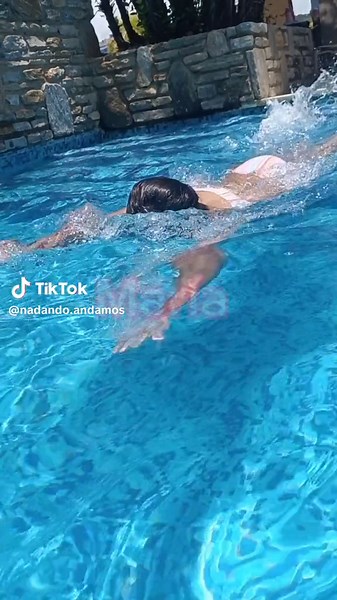 María tiene 13 años y ya sabe nadar nunca es tarde para aprender nuevas habilidades.#nadar #ejercicio #piscina #deporte