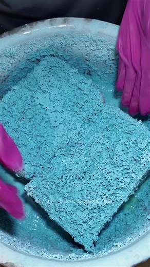 those flakes tho 😍😍😍 watch me struggle on the save part LOL more on my yt, link in bio besties!! I hope you subscribe 💕 #spongesqueezingasmr #spongeasmr #spongesqueezing #bunnysqueezes #satisfyingasmr