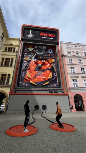 This must be the biggest pinball machine in the world 🤯😳 #pinball #viral #fyp #arcade | UNILAD Tech