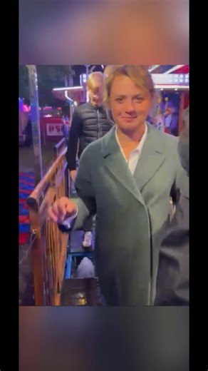 @alinadibowski on Instagram: "DE🇩🇪 2025 war ein Jahr des Aufbruchs.✈️ Mit jungen Pferden Schritt für Schritt in den Leistungssport hineinzuwachsen, bedeutet Geduld, Vertrauen und echte Freude an Entwicklung. Mit so viel Potenzial arbeiten zu dürfen, wie ich es aktuell im Stall habe, trägt durch diese Aufbauphase und gibt täglich Motivation.🚀 Gleichzeitig hat mir dieses Jahr Raum gegeben, die Welt weiter zu erkunden – rauszugehen, unterwegs zu sein, Momente bewusst zu erleben und sie mit meine