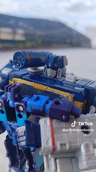 Transformers Soundwave and Rumble Legacy United G1 Figure Showcase