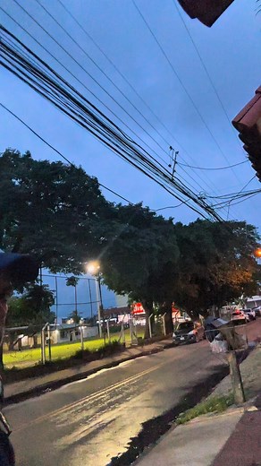 Dicen que cuando te volvés emprendedor “al fin sos dueño de tu tiempo”. Qué frase tan linda para poner en una taza. En la vida real, apenas arrancás, descubrís que no sos dueño de nada… Ni de tu tiempo, ni de tus mañanas, ni de tu agenda, ni de tu paz mental. Te levantás pensando que hoy sí vas a organizarte, y a las 9:05 ya estás corriendo detrás de problemas que ni sabías que existían. Reuniones eternas, clientes indecisos, proveedores tardíos… y vos tomando café frío del que dejaste hace tres