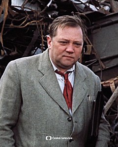 5.7K views · 332 reactions | Halda kovového šrotu může být někdy snesitelnější realitou než šedivý život „na svobodě“. Trezorový film na motivy knihy Bohumila Hrabala oslavuje banalitu, všednost a ukazuje, že ačkoli může být vždycky hůř, život nepřestává být podivný a krásný. 曆 Film Skřivánci na niti sledujte dnes od 21:25 na ČT2 a v iVysílání. ➡️ czch.tv/NjN89t | Česká televize | Facebook