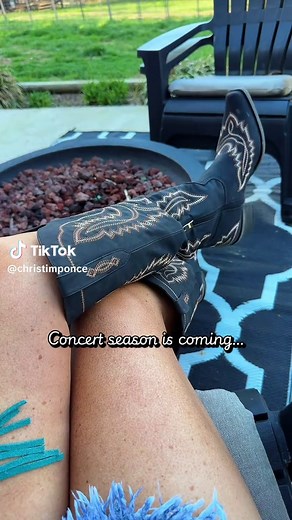 Classic embroidered black western boots that go with every outfit. #cowgirlboots #westernboots #westernstyle #cowgirlstyle #boutiqueboots