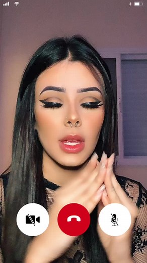 Understanding Video Call Etiquette and Gestures