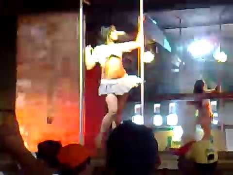MUJER BAILANDO EN EL TUBO (PARTE 1)