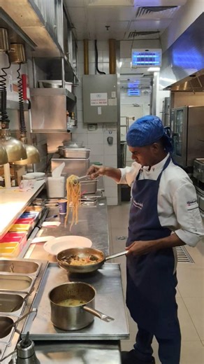 🦞Sea food linguine🍝 pasta plating #chef #dubai #dubailfe #food #dubaiblog #chefsroll #trending