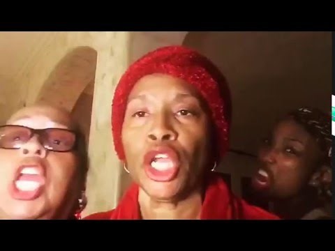 Brandy, Roz Ryan, & Jenifer Lewis Perform "In These Streets"