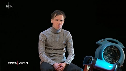 Johan-Richter-ist-Der-Vorleser-im-Altonaer-Theater. Ob die Kempowski-Saga, die drei Fragezeichen oder nun der Vorleser. Die extrem unterschiedlichen Rollen reizen den 32-Jährigen. | NDR Hamburg