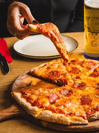 ibis London ExCel-Docklands on Instagram: "9th February = National Pizza Day. Permission to carb-load by the Royal Docks 🍕✨ 📸 @niccrillyhargravephotography"