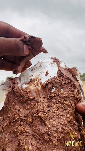 දියවෙලා නෑ🤤 Ferrero Rocher Milk Chocolate Original😋 #tiktok #fyp #foryou #foryoupage #asmr #chocolate #satisfying #mrchoc