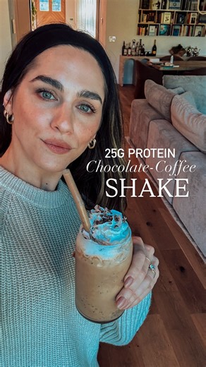 Prep + Rally™ | Meal Prep Mom on Instagram: "If coffee and protein are your thing in 2026 you've gotta make this. Okkkk?? It's my actual favorite way to enjoy an afternoon coffee with a 25g protein bonus 👌🏻 Couldn't be easier so there are actually no excuses. Who's trying it? Double shot espresso 1 scoop protein powder (I use @flavcity ) Ice 1 tablespoon cacao nibs Whipped cream Blend and top with the whipped cream. Yum! #proteingoals #coffee #proteinshakes"