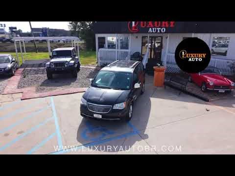 🚐✨ 2015 Chrysler Town & Country Touring-L
