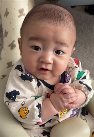 母乳をもっと欲しがる赤ちゃんの可愛い瞬間