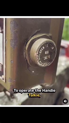 The AN/PRC-6 officially and comically named the ‘Handie Talkie’ is one of the most interesting and iconic Portable Receiver Transmitters used by the US Military from the Korean War through Vietnam. Video of: https://www.facebook.com/share/1EnH9wcS2j/?mibextid=wwXIfr #HamRadio #AmateurRadio #RadioAmador #eletronic #py6cj | PY6CJ - João Grisi Online