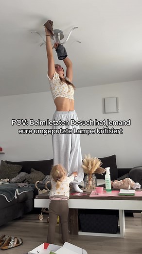 Hoffe diese Person kann den nächsten Besuch bei uns jetzt mehr genießen 😂 Ich hab noch nie bei jemanden zuhause die Lampen inspiziert - und ihr? 😂 Können wir darüber reden, wie süß die Kleine mich festhält? 🥹💕 #momsoftiktok #momanddaughter #cleantok #mamaalltag